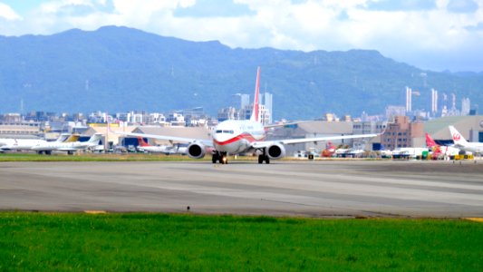 Shanghai Airlines Boeing 737-89P B-1512 Departing from Taipei Songshan Airport 20151003a
