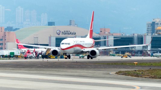 Shanghai Airlines Boeing 737-86D B-5395 Leaving Taipei Songshan Airport Apron 20150110