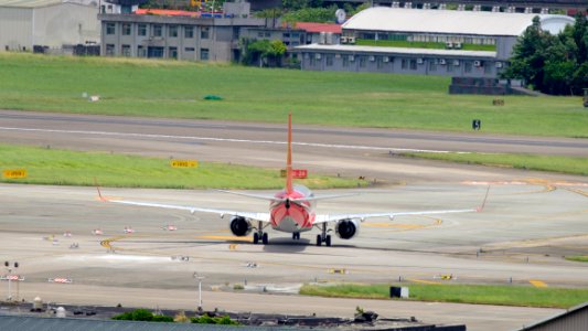 Shanghai Airlines Boeing 737-89P B-1949 Arrival to Taipei Songshan Airport 20160801d