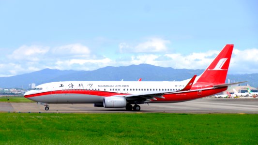 Shanghai Airlines Boeing 737-89P B-1512 Departing from Taipei Songshan Airport 20151003e