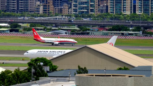 Shanghai Airlines Boeing 737-89P B-1949 Arrival to Taipei Songshan Airport 20160801a