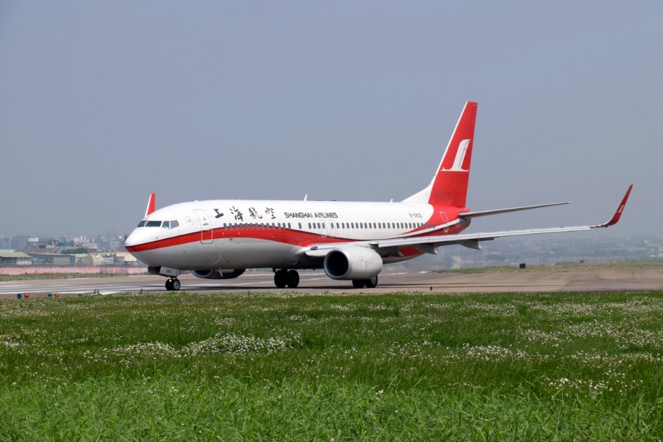 Shanghai Airlines Boeing 737-86D B-5832 Departing from Taipei Songshan Airport 20150314b