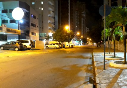 Rua Monteiro Lobato noturna, João Pessoa (PB)