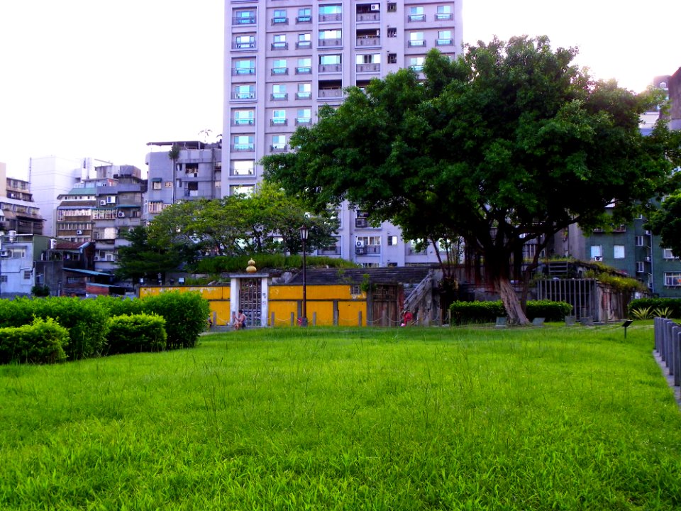 Ruin of Former Taipei's Nishi Honganji Main Temple Foundations 20100808b