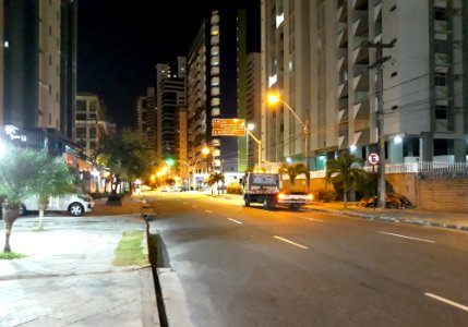Rua Monteiro Lobato à noite, João Pessoa (PB)