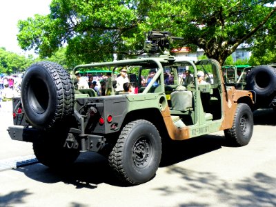 ROCMP M998s Parked in Military Police School Guishan Campus 20120908