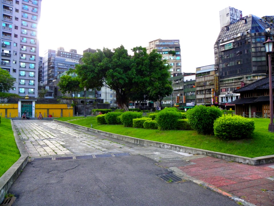 Ruin of Former Taipei's Nishi Honganji Main Temple Foundations 20100808a