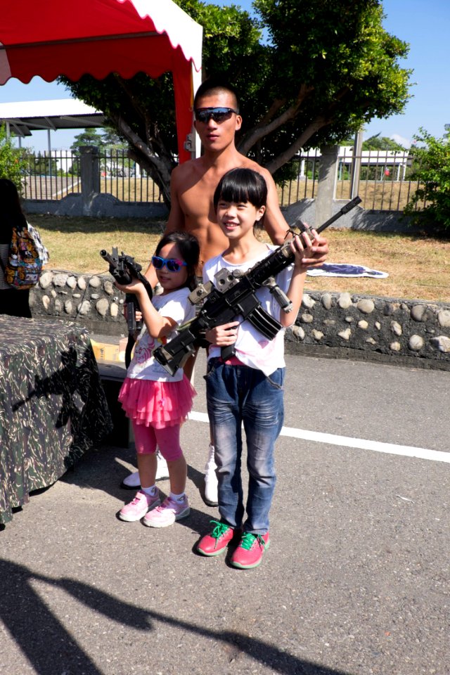 ROCMC Frogman with Children in ROCMC Recruitment Booth 20141123