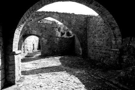 Ruines bâtiment des convers arcades