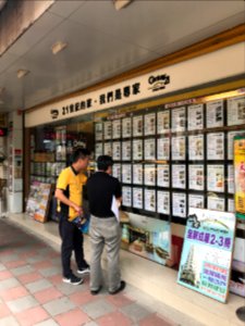 Salesman of Century 21 Introducing Apartments to Customer 20180504