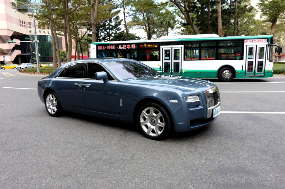 Rolls-Royce Ghost ATN-5611 and Sanchung Bus KKA-1085 20170213