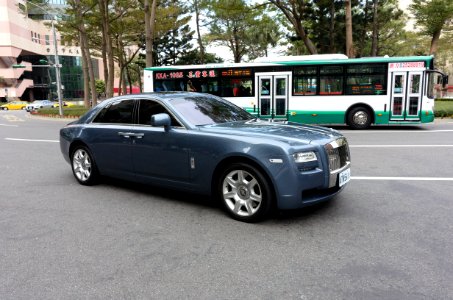 Rolls-Royce Ghost ATN-5611 and Sanchung Bus KKA-1085 20170213