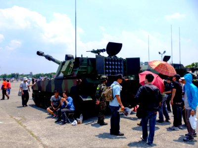 ROCMC M109A2 155mm Howitzer with Visitors at Navy Fleet Command Ground 20170715