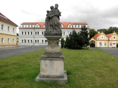 Sousoší Jana Nepomuckého a Panny Marie ve Stodu (Q66052216) 02