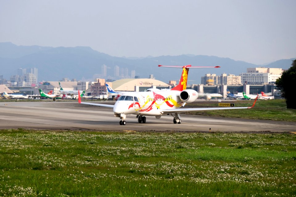 Sparkle Roll Jet Embraer Legacy 650 N688JC Departing from Taipei Songshan Airport 20150221b