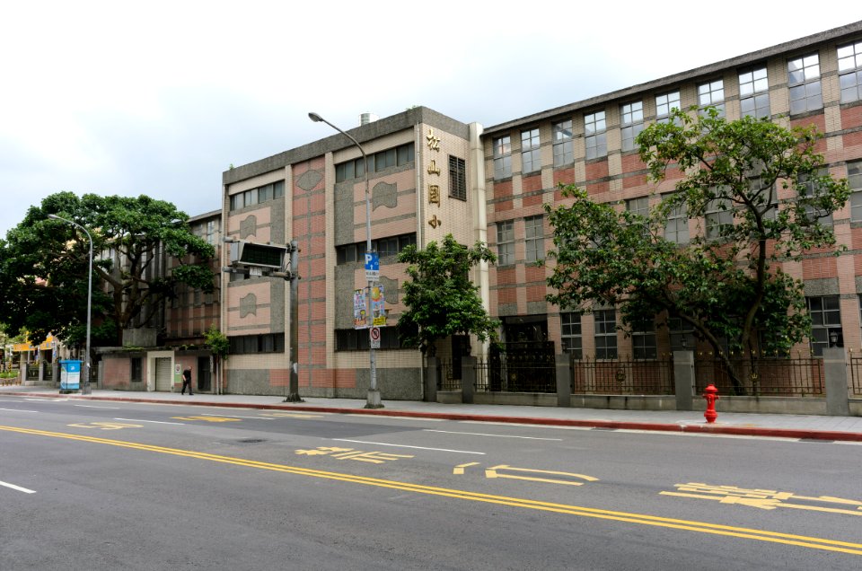 Songshan Elementary School View from Section 4, Bade Road, Taipei 20160610b