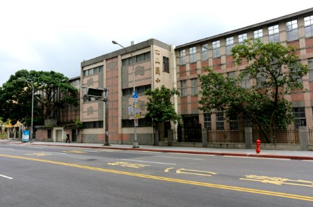 Songshan Elementary School View from Section 4, Bade Road, Taipei 20160610b