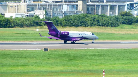 Sparkle Roll Jet Embraer Legacy 500 B-3385 Landing down Taipei Songshan Airport Runway 20160821a