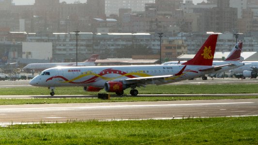 Sparkle Roll Jet Embraer 190-100 B-3219 Arrival to Taipei Songshan Airport 20161124a