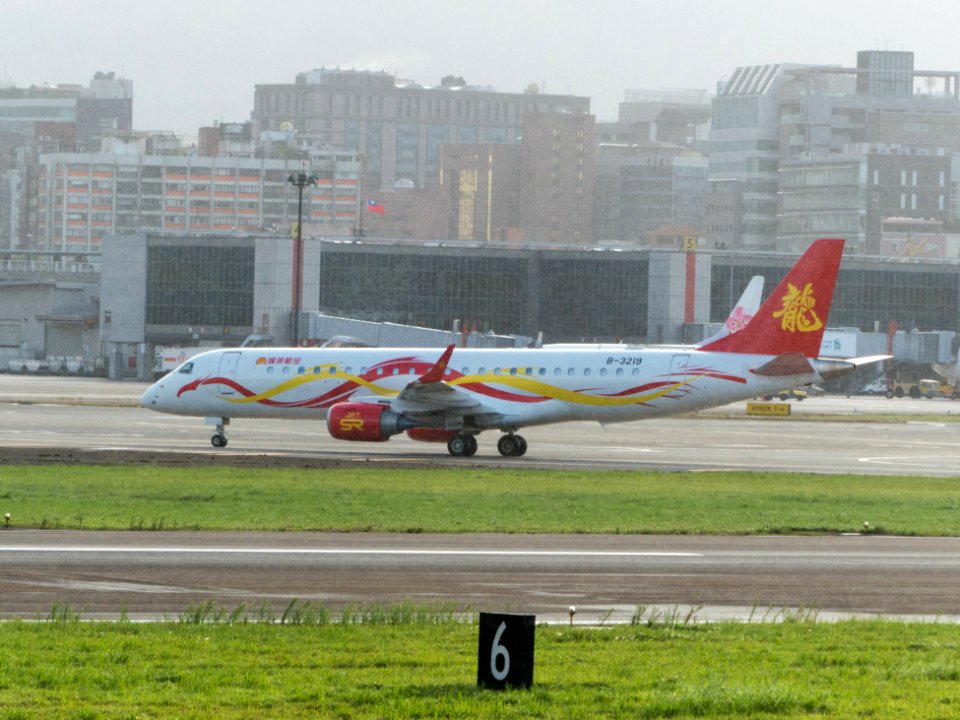 Sparkle Roll Jet Embraer 190-100 B-3219 Arrival to Taipei Songshan Airport 20161124c