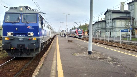 Stacja Kolejowa Tomaszów Mazowiecki, w województwie łódzkim, PL, EU. Pociągi Inter City do Gdyni oczekujący na odjazd, w tle skład Łódzkiej Kolei Aglomeracyjnej, na trzecim planie tomaszowski dworzec PKP, CC0