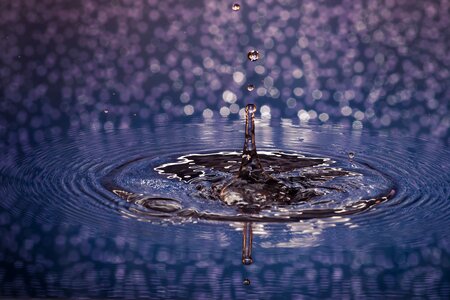 Liquid drop of water hochspringender high drop photo