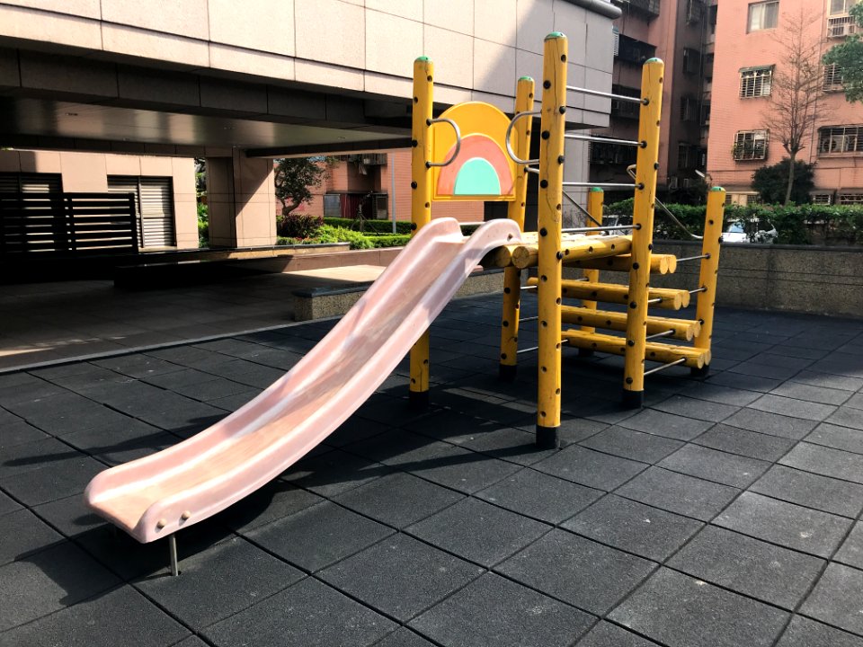 Slide at No.5, Lane 80, Sanmin Road, Songshan District, Taipei 20180331