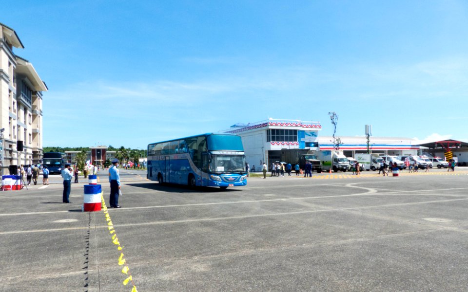 Shin Shin Transport Bus acrossing Hualien Air Force Base Apron 20170923b