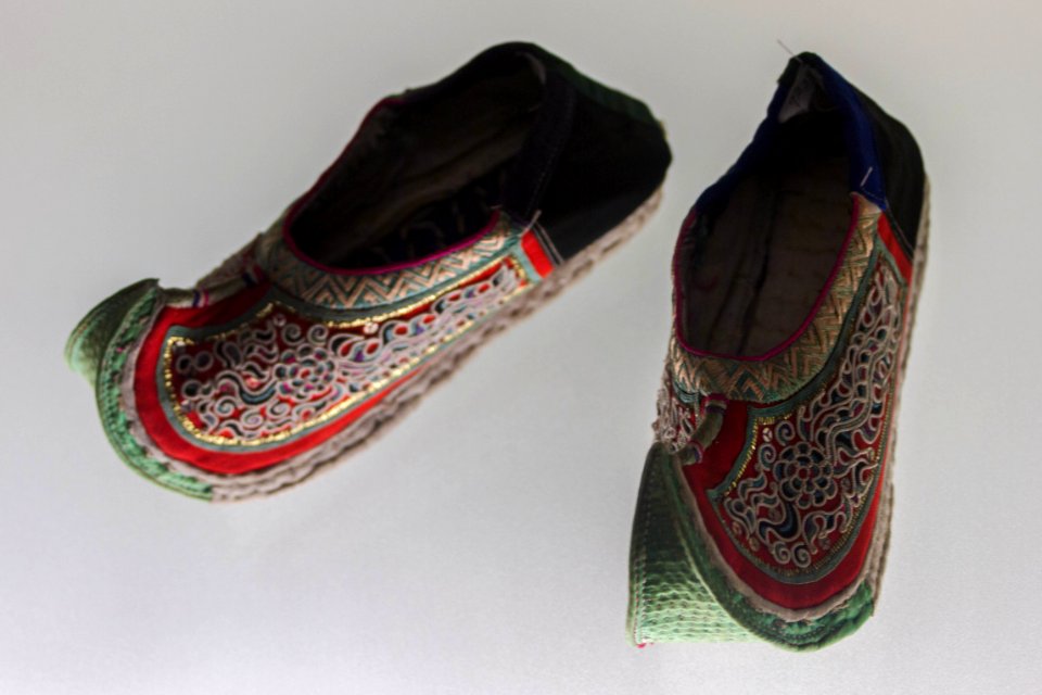 Shoe with upturned toe and couching embroidery Dong