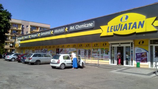 Sklep sieci Lewiatan w 60-tysięcznym Tomaszowie Mazowieckim w województwie łódzkim. Ul. Hoża 1