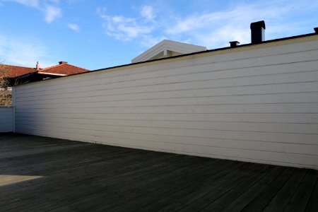 Skillevegg mellom to balkonger over carport