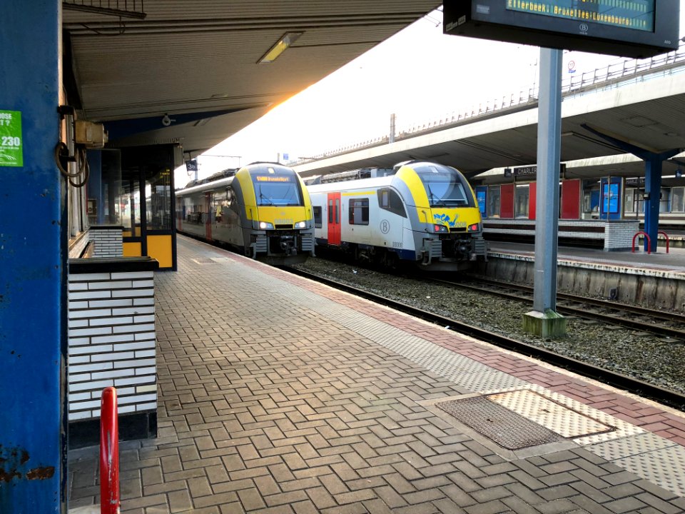 SNCB-NMBS AM DESIRO en gare de CHARLEROI SUD