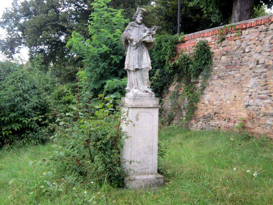 Socha svatého Jana Nepomuckého pod kostelem v Rosicích (Q62391344)