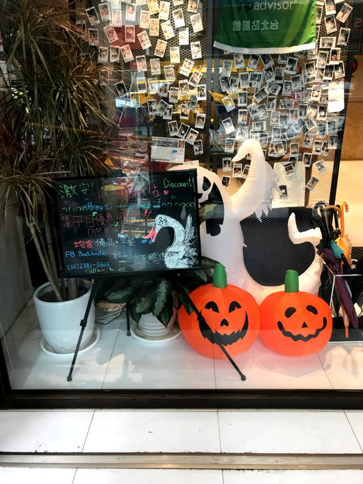 Show Window of Bouti Capsule Inn 20171020