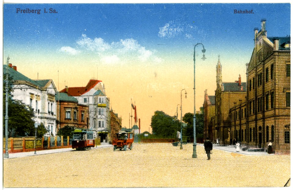 20190-Freiberg-1916-Bahnhof mit Straßenbahn und Auto-Brück & Sohn Kunstverlag