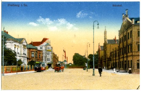20190-Freiberg-1916-Bahnhof mit Straßenbahn und Auto-Brück & Sohn Kunstverlag