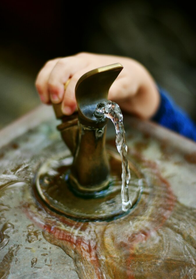 Flow well water wet