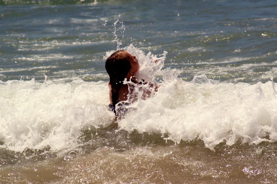 Drops child sea