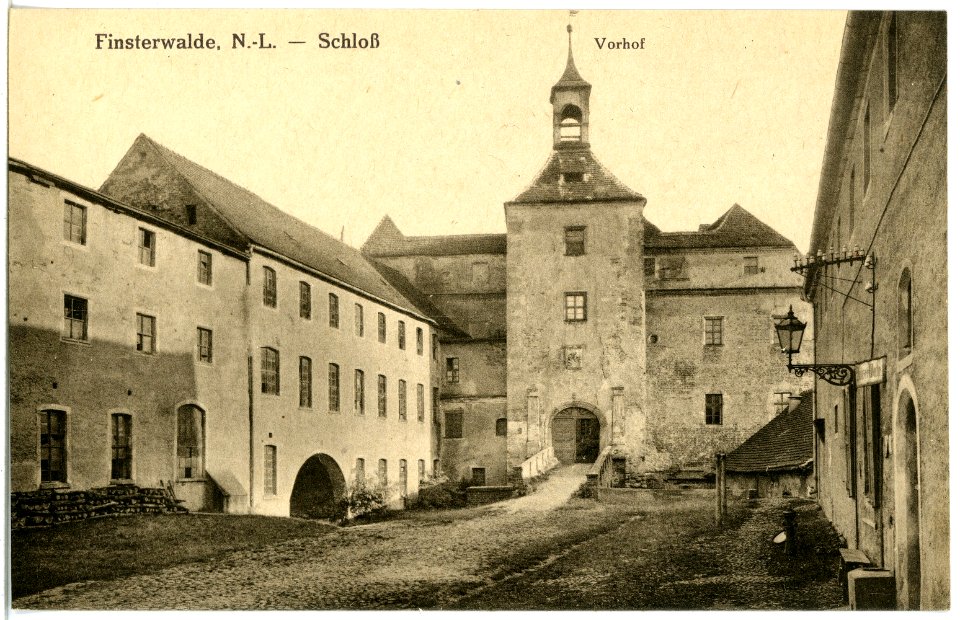 20690-Finsterwalde-1917-Schloßvorhof-Brück & Sohn Kunstverlag