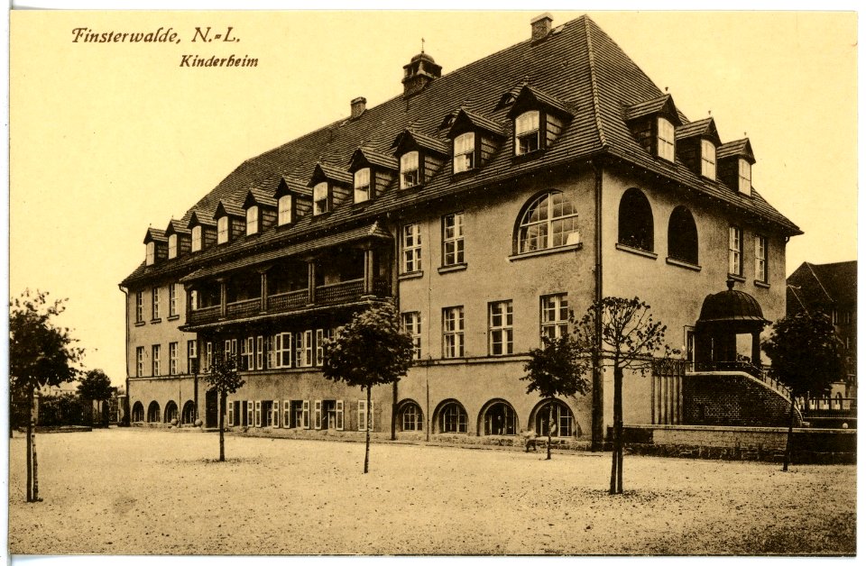 20930-Finsterwalde-1918-Kinderheim - Gartenseite-Brück & Sohn Kunstverlag