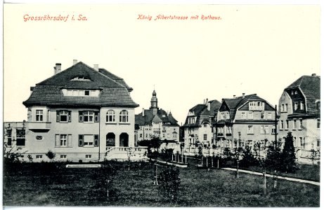16844-Großröhrsdorf-1913-König Albert Straße mit Rathaus-Brück & Sohn Kunstverlag