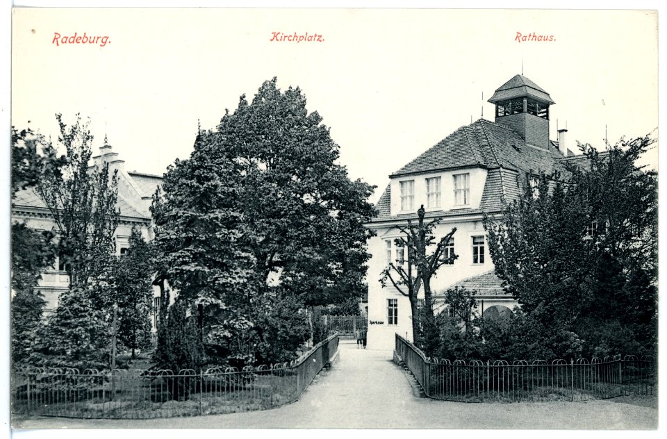 15846-Radeburg-1913-Kirchplatz und Rathaus-Brück & Sohn Kunstverlag