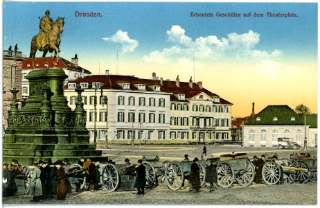 18608-Dresden-1915-Erbeutete Geschütze auf dem Theaterplatz-Brück & Sohn Kunstverlag