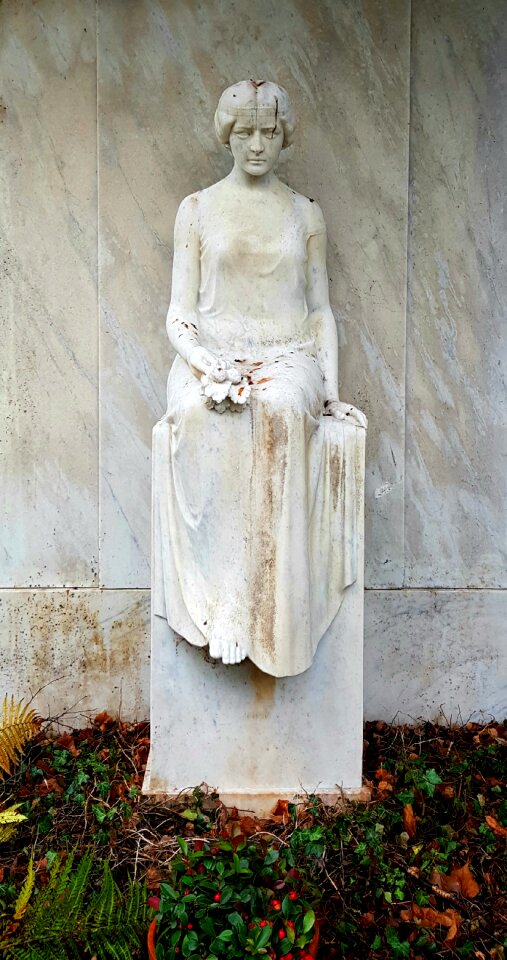 Art grave tomb