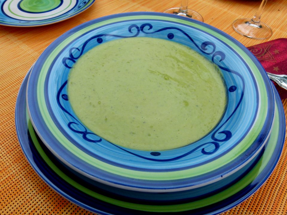 Pürierte grüne Erbsensuppe