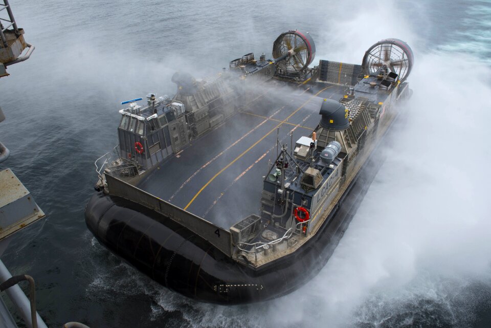 Vessel air cushion hovercraft