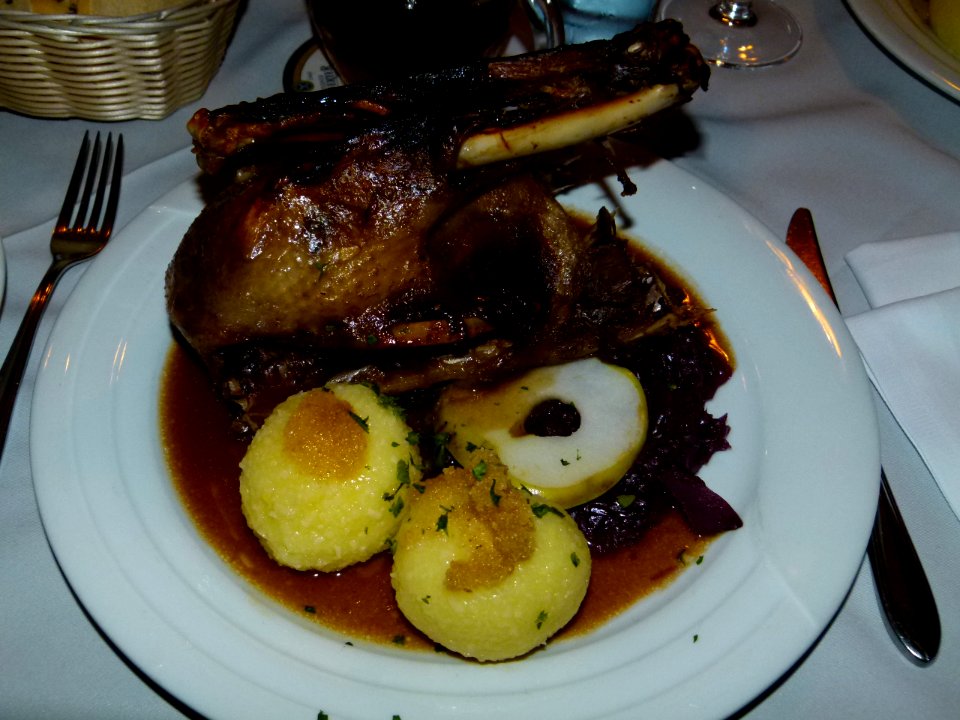 Martinsgans mit Apfelrotkohl und Thüringer Klößen 4