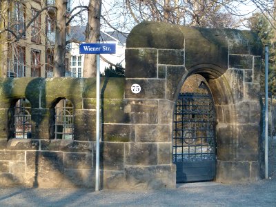 Mauer Wiener Straße 75 Strehlen 1