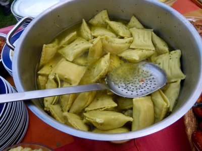 Topf voll mit schwäbischen Maultaschen