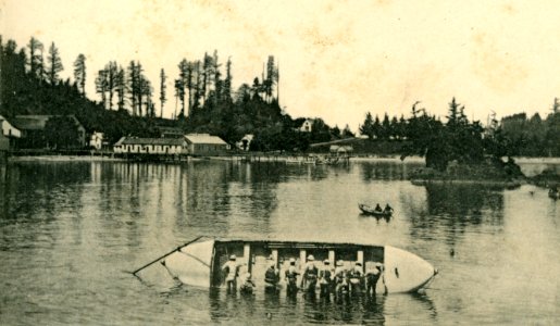 Cape Disappointment State Park, previously named Fort Canby, Wash.-1906-Capsize Drill, U.S. Life Saving Crew-Brück & Sohn Kunstverlag (cropped)